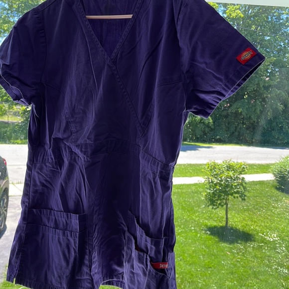 Medium purple Dickie’s scrub top - Picture 2 of 2